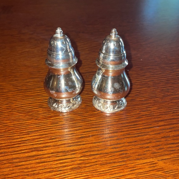 Vintage Oneida Silver Plated Salt and Pepper Shakers - Picture 6 of 7